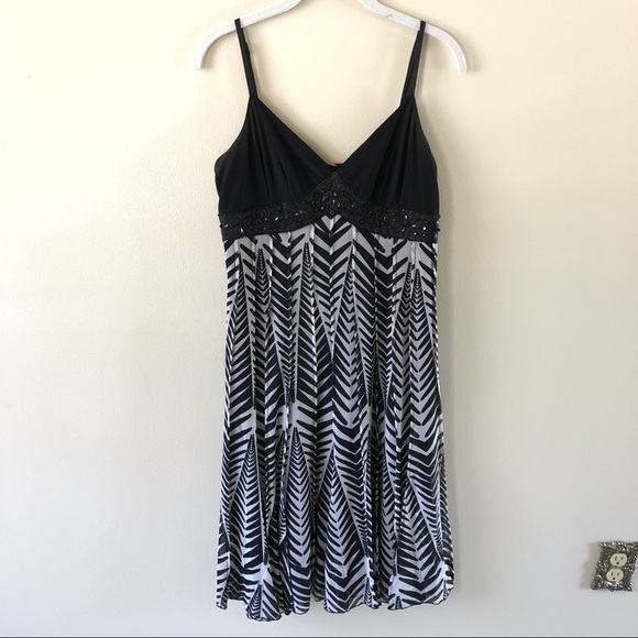 Dresses & Skirts - Black and white patterned dress
